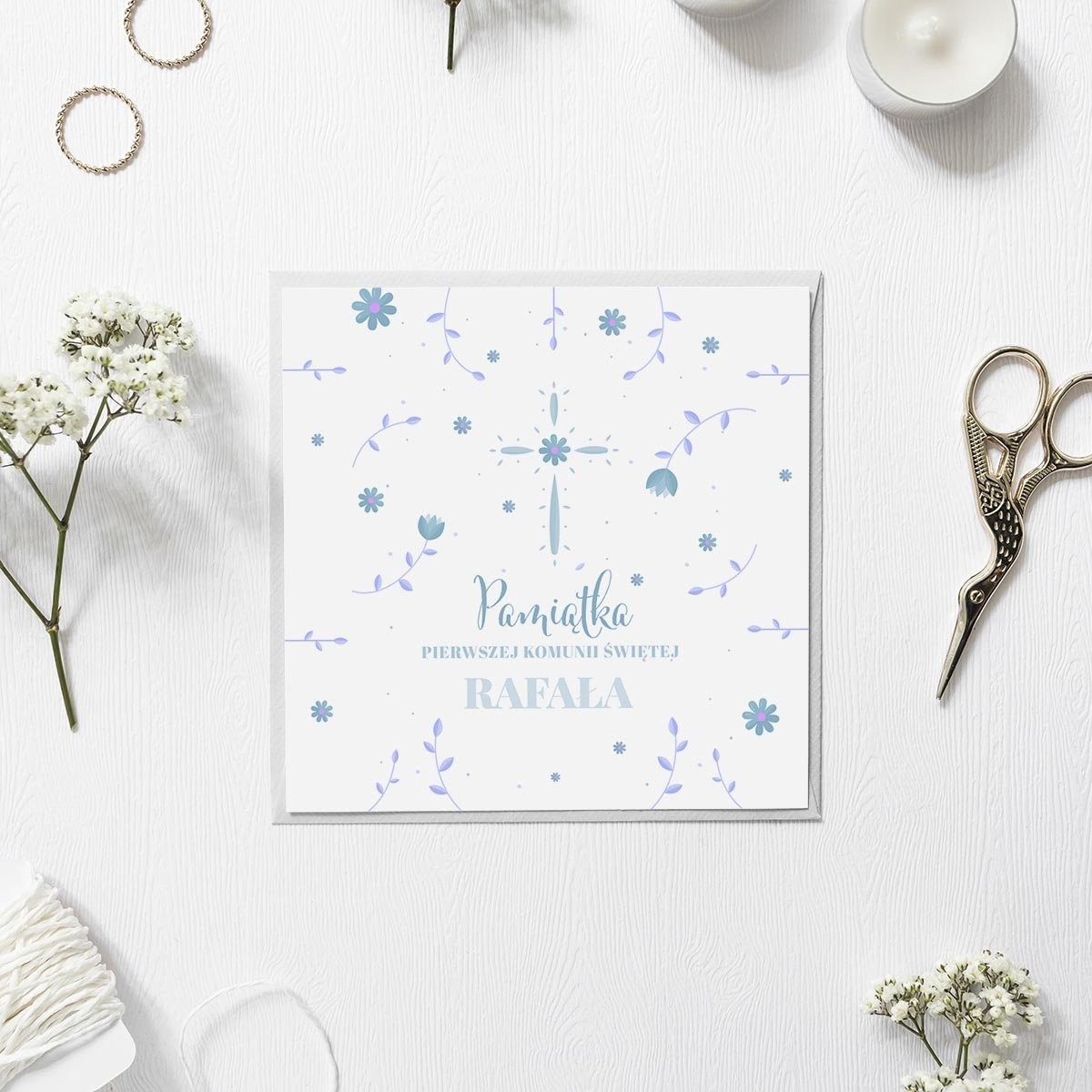 Personalizowana kartka na Komunię niebieskie kwiatki i krzyż z dedykacją