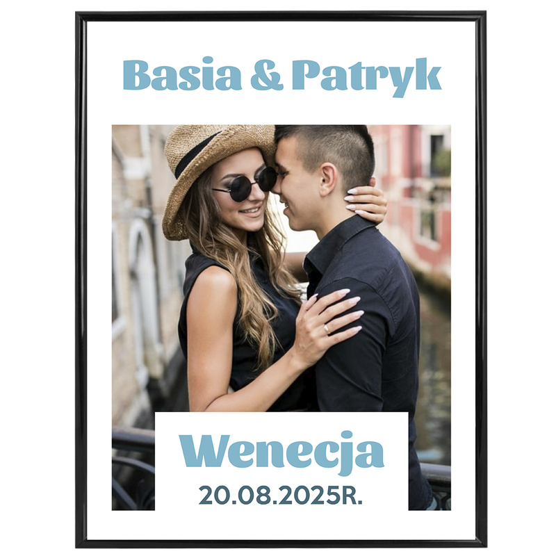 Plakat ze zdjęciem pary z imionami, miejscem i datą w czarnej ramce