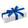 Ręczne pakowanie prezentu - niebieska wstążka, całość zapakowane w ozdobny biały/ecru papier